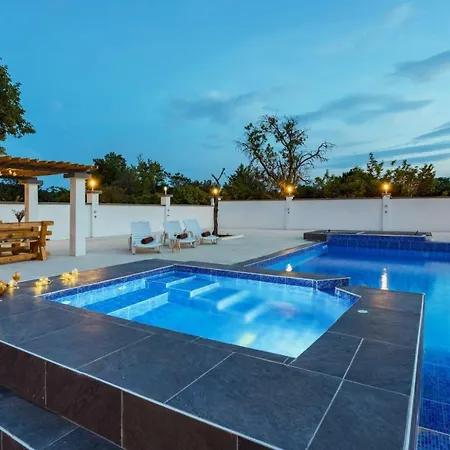 House With A Swimming Pool - 21414 Holiday home *